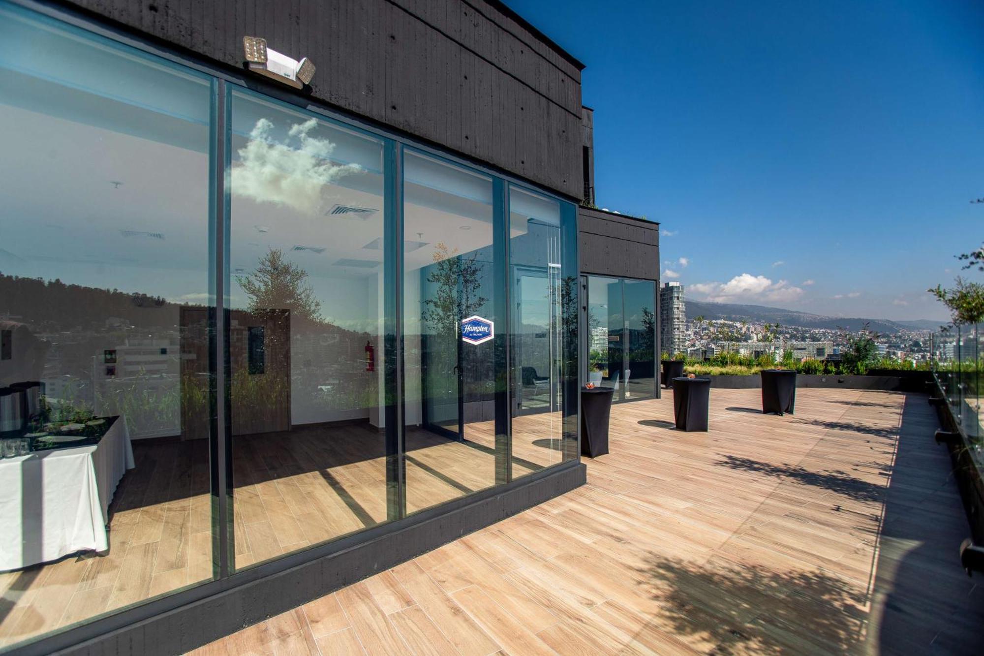 Отель Hampton By Hilton Quito La Carolina Park Экстерьер фото