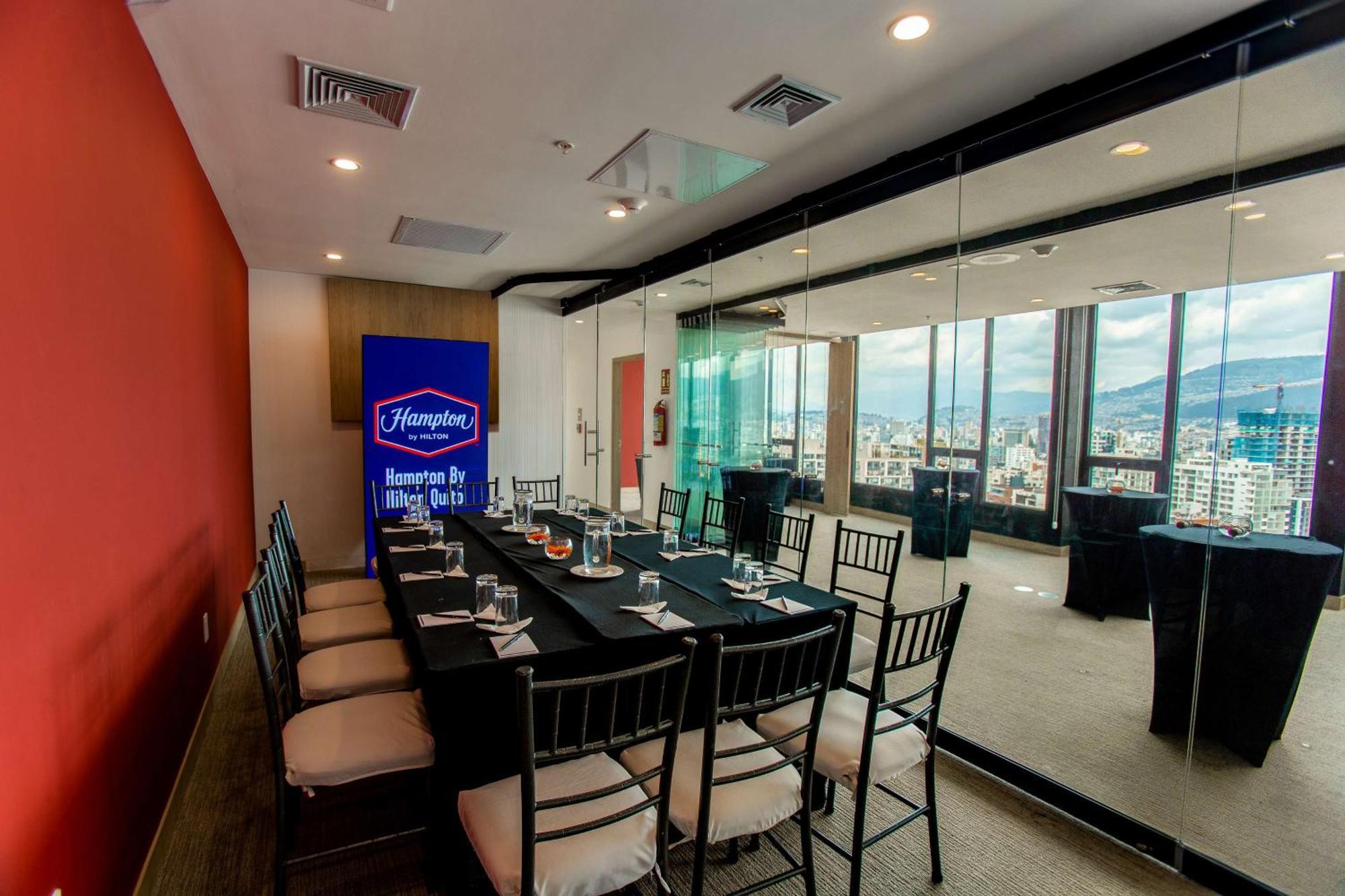Отель Hampton By Hilton Quito La Carolina Park Экстерьер фото