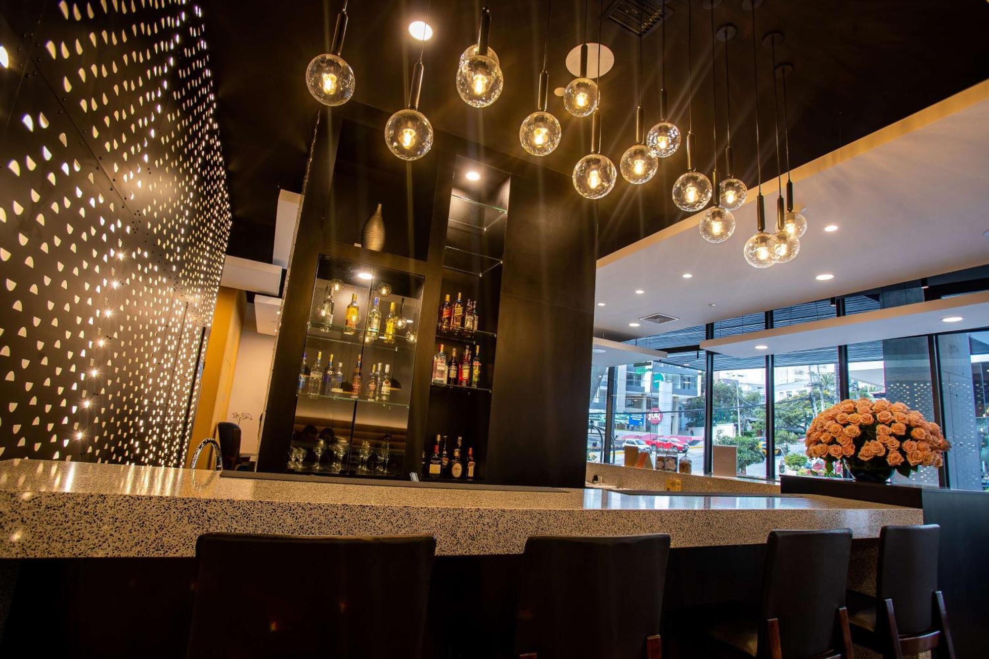 Отель Hampton By Hilton Quito La Carolina Park Экстерьер фото