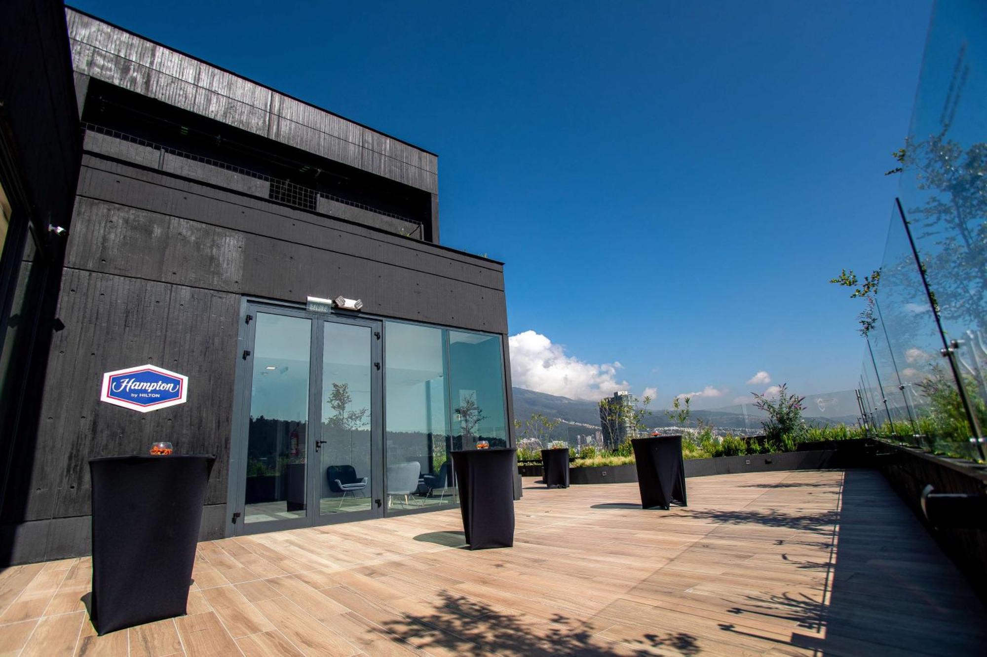 Отель Hampton By Hilton Quito La Carolina Park Экстерьер фото