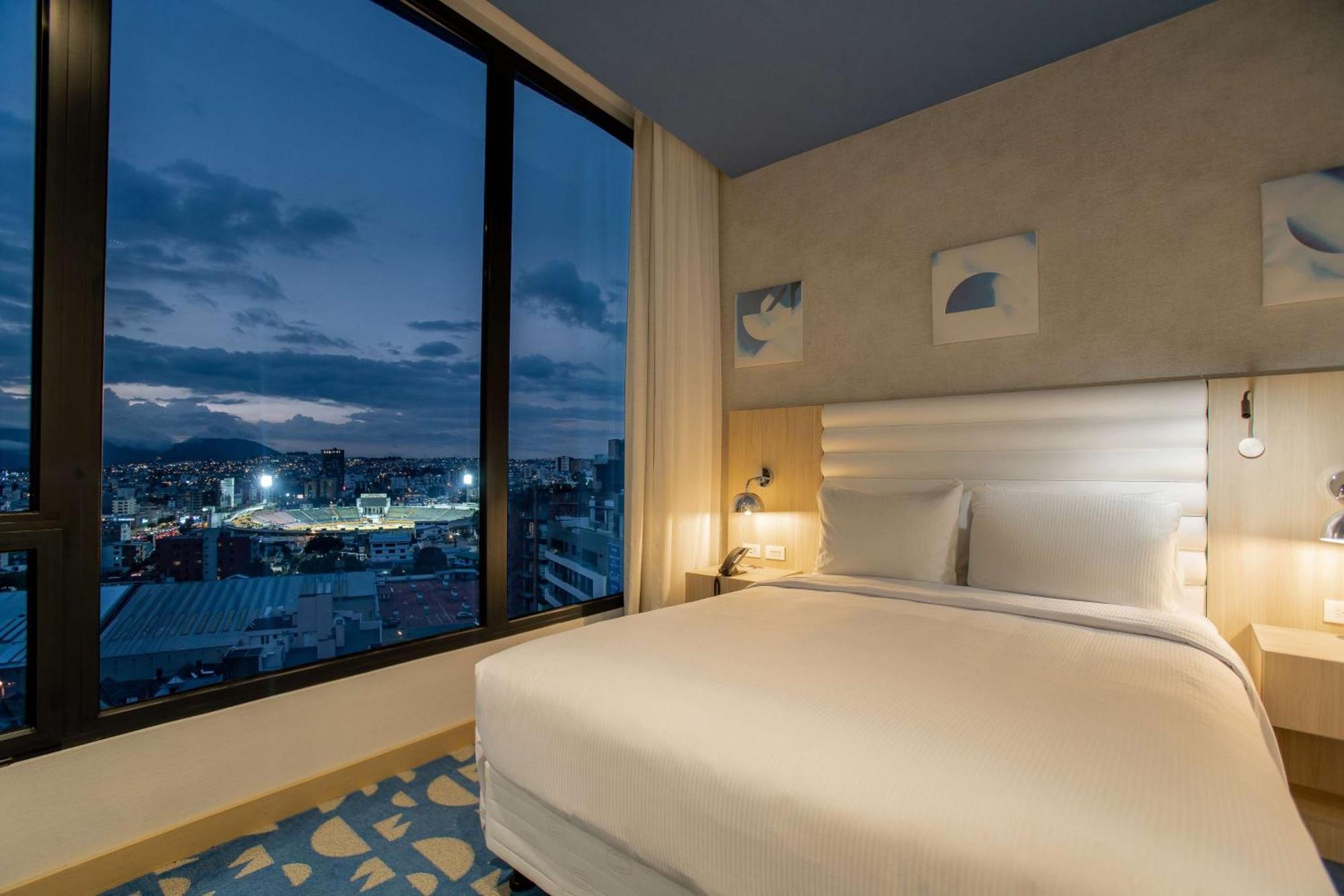Отель Hampton By Hilton Quito La Carolina Park Экстерьер фото