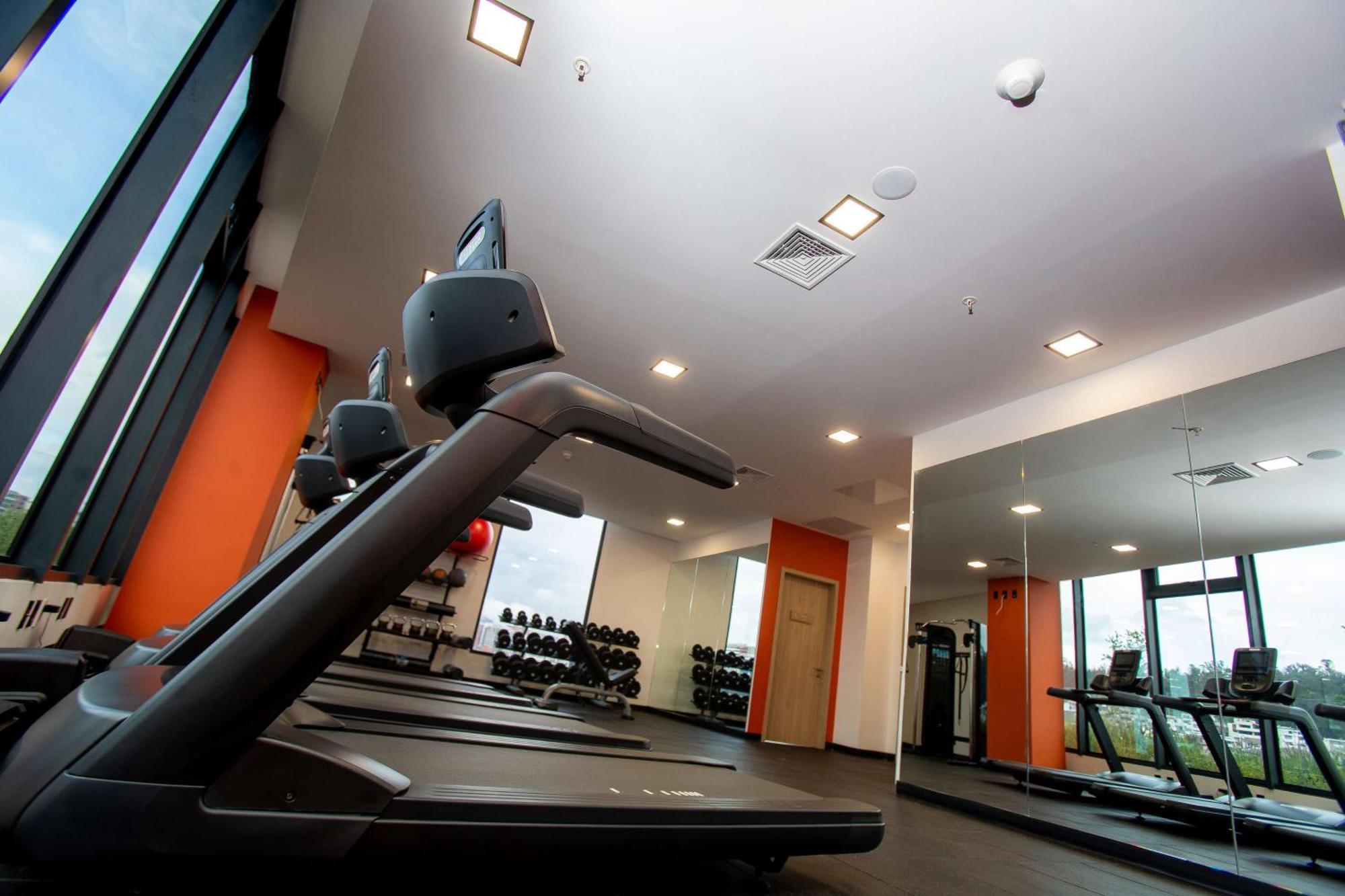 Отель Hampton By Hilton Quito La Carolina Park Экстерьер фото