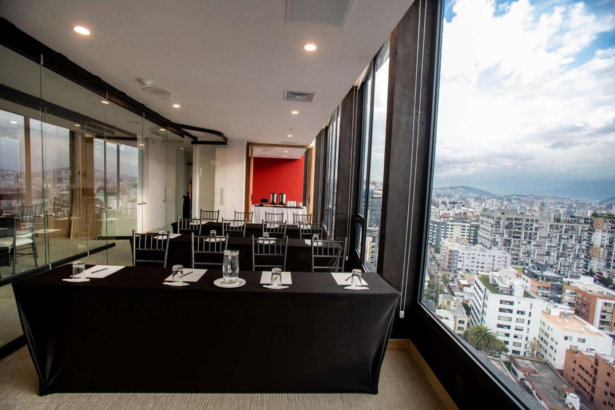 Отель Hampton By Hilton Quito La Carolina Park Экстерьер фото