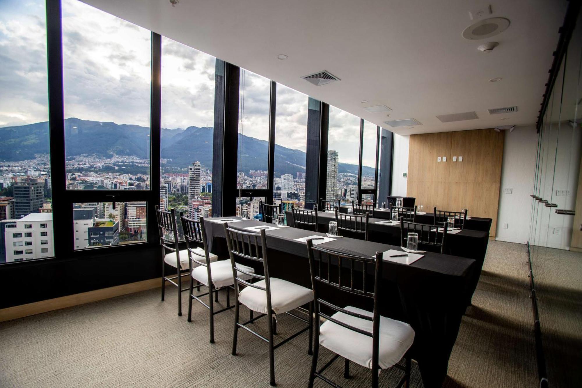 Отель Hampton By Hilton Quito La Carolina Park Экстерьер фото