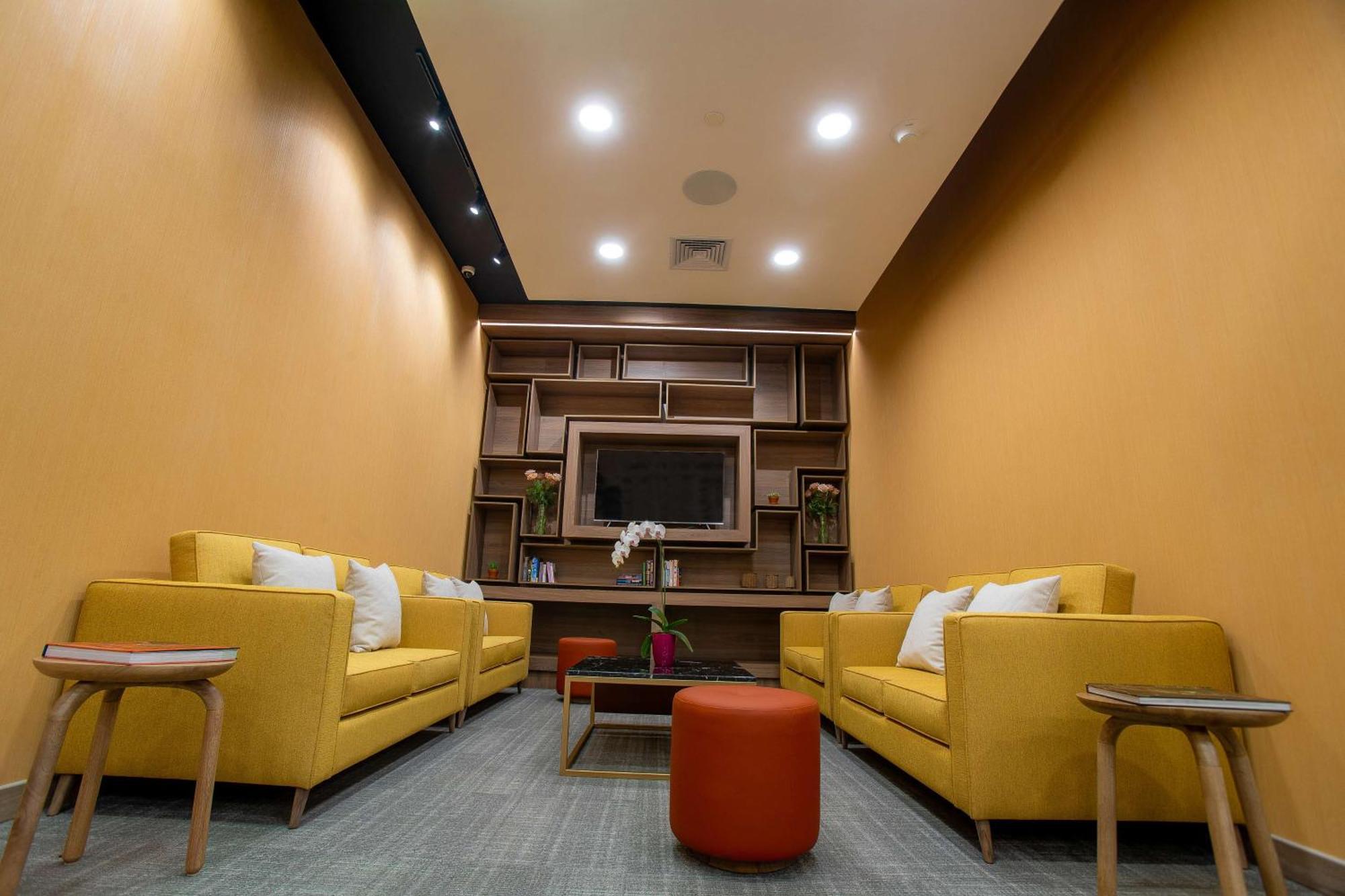 Отель Hampton By Hilton Quito La Carolina Park Экстерьер фото