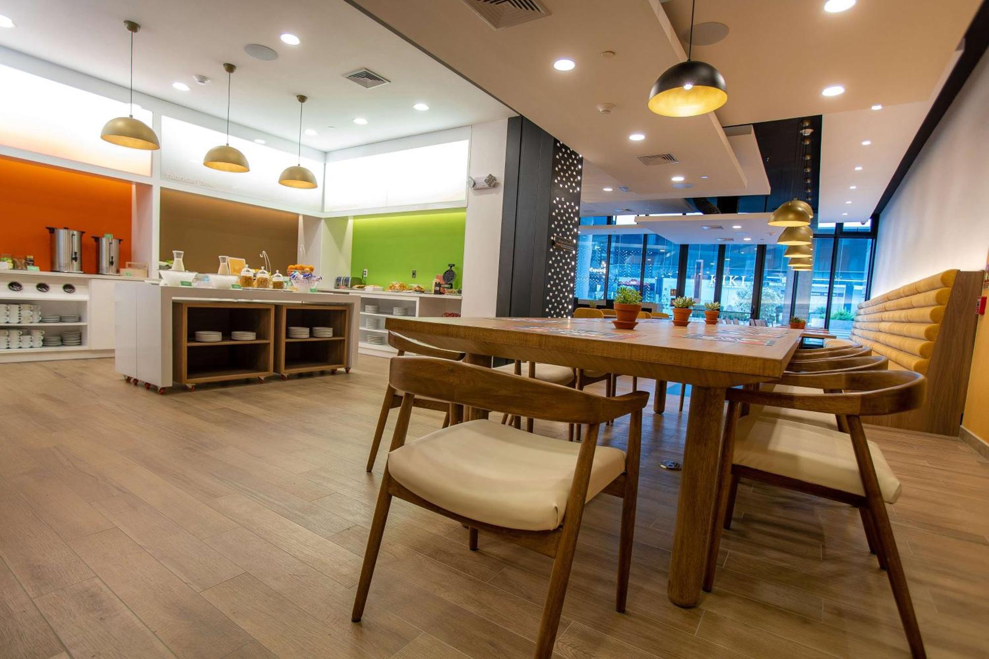 Отель Hampton By Hilton Quito La Carolina Park Экстерьер фото
