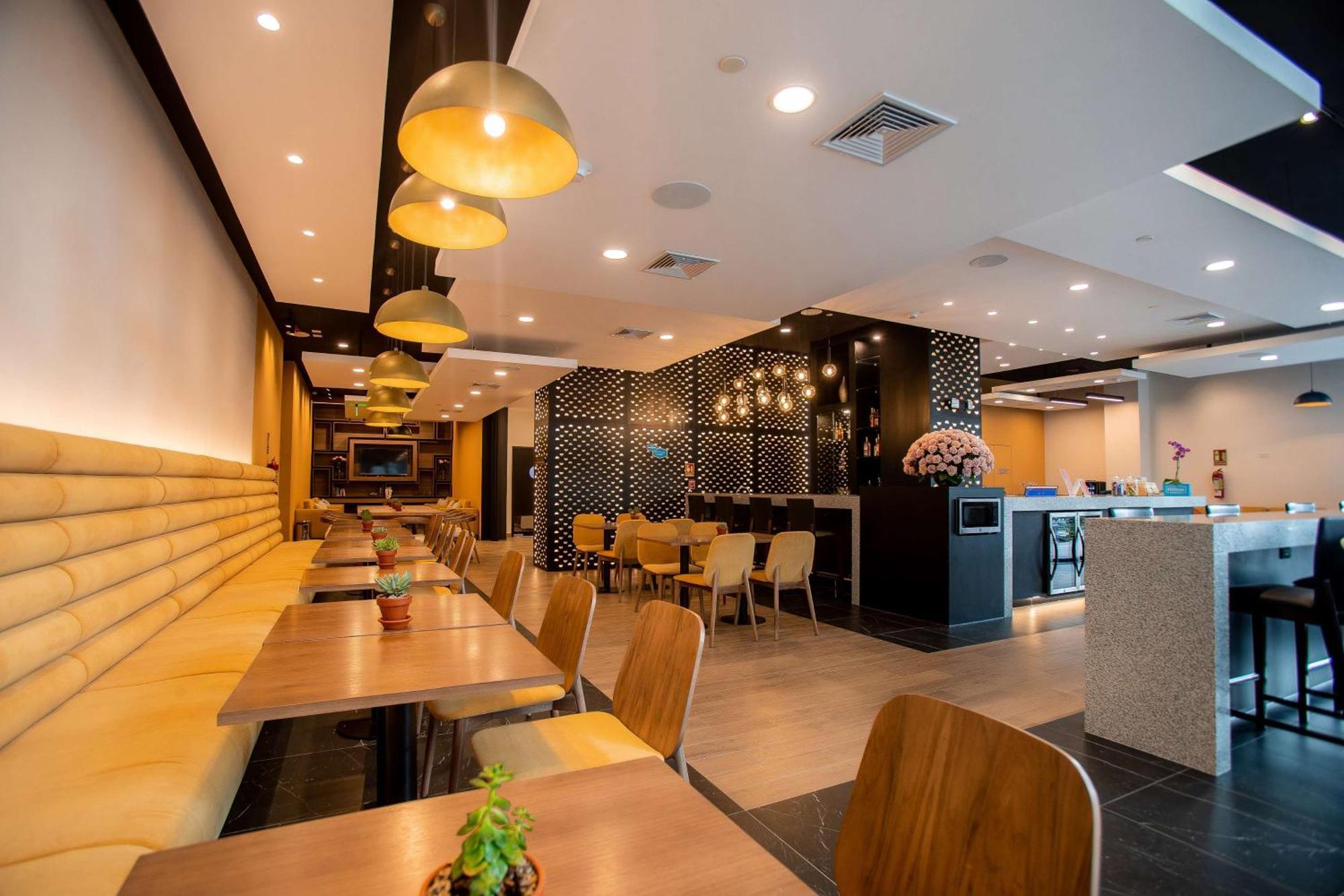 Отель Hampton By Hilton Quito La Carolina Park Экстерьер фото