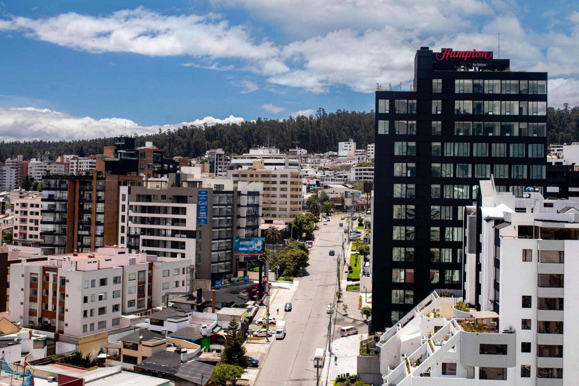 Отель Hampton By Hilton Quito La Carolina Park Экстерьер фото